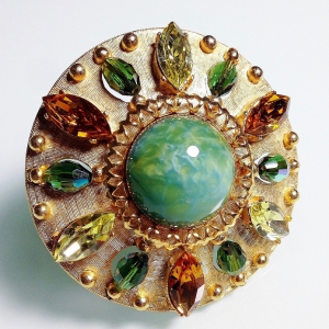 Винтажная брошь от "Accessocraft" в византийском стиле с кабошонами, кристаллами и бусинами