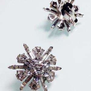 Винтажные клипсы от "Weiss" в форме снежинок с австрийскими кристаллами прозрачного цвета