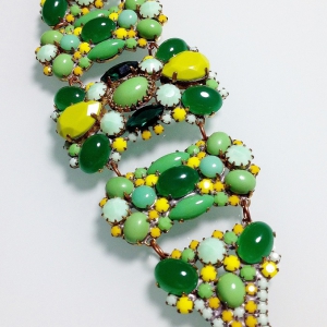 Браслет от Lilien Czech с кристаллами и кабошонами в желто-зеленых оттенках