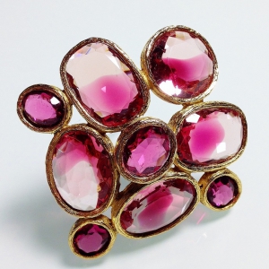 Винтажная брошь от "Accessocraft" с кристаллами розово-малинового цвета