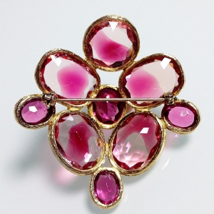 Винтажная брошь от "Accessocraft" с кристаллами розово-малинового цвета