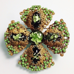 Винтажная брошь от Miriam Haskell в форме креста оливково-зеленого цвета