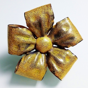 Винтажная брошь от "Vendome" в форме цветка-банта с эмалью