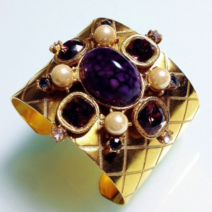 Винтажный браслет от Yosca с крестом, кабошоном, жемчугом и кристаллами