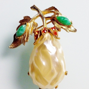 Винтажная брошь от "Florenza" в форме груши с барочной жемчужиной