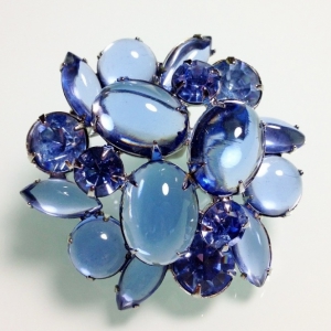 Винтажная брошь от Weiss с кабошонами и кристаллами нежно-голубого цвета