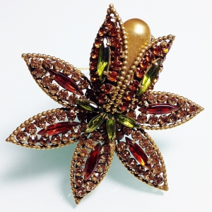 Винтажная брошь от Vendome в форме цветка с кристаллами и жемчугом