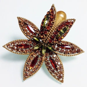 Винтажная брошь от Vendome в форме цветка с кристаллами и жемчугом