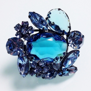 Винтажная брошь от "Regency" с австрийскими кристаллами аква-голубого цвета
