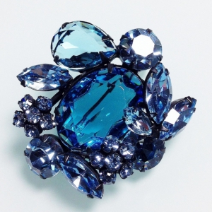 Винтажная брошь от "Regency" с австрийскими кристаллами аква-голубого цвета