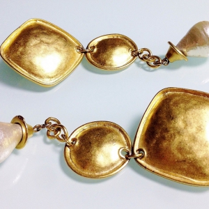 Винтажные серьги с золотыми дисками и барочными жемчужинами