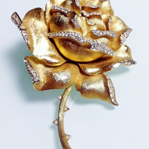 Винтажная брошь от "Trifari" в форме розы