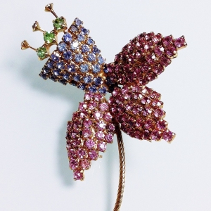Винтажная брошь от "Hobe" в форме цветка с кристаллами