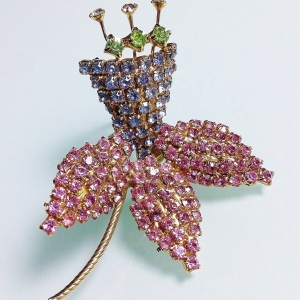 Винтажная брошь от "Hobe" в форме цветка с кристаллами