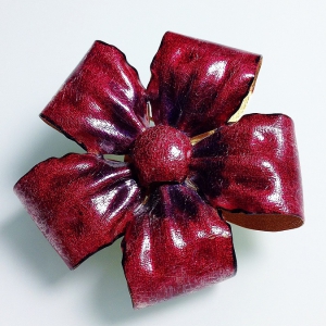Винтажная брошь от "Vendome" в форме цветка-банта с эмалью