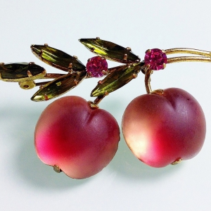 Винтажная брошь от "Austria" в форме ветви с вишнями розово-персикового цвета