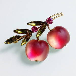 Винтажная брошь от "Austria" в форме ветви с вишнями розово-персикового цвета