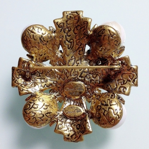 Винтажная брошь от "Oscar de la Renta" в форме креста с искусственным жемчугом