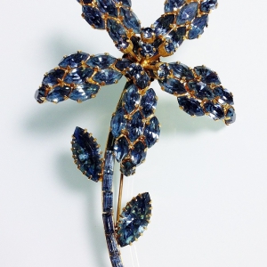 Винтажная брошь от "Austria" в форме цветка серо-дымчатого цвета