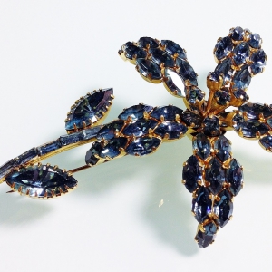 Винтажная брошь от "Austria" в форме цветка серо-дымчатого цвета