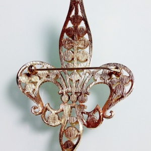 Геральдическая брошь Fleur de lis от Trifari с искусственным жемчугом