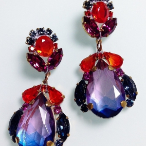 Серьги от Lilien Czech с кристаллами аметистового синего и красного цвета