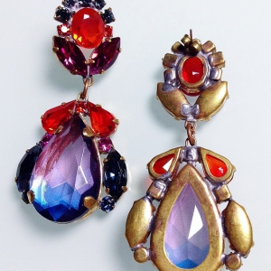 Серьги от Lilien Czech с кристаллами аметистового синего и красного цвета