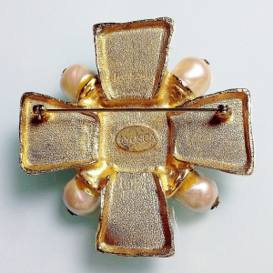 Винтажная брошь от "Yosca" в форме креста с кабошоном, жемчугом и кристаллами