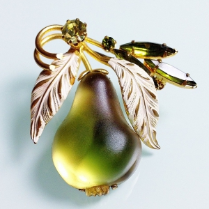 Винтажная брошь от "Austria" в форме ветви с грушей лимонно-оливкового цвета
