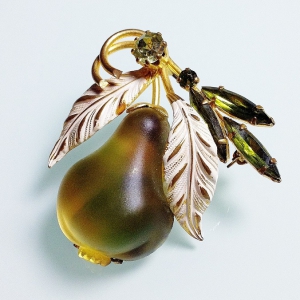 Винтажная брошь от "Austria" в форме ветви с грушей лимонно-оливкового цвета