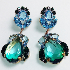 Серьги от Lilien Czech с кристаллами аква-голубого и изумрудного цвета