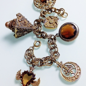 Винтажный чарм-браслет от "Germany" в этрусском стиле с чармами медного цвета