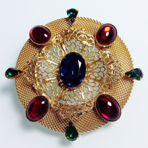 Винтажная брошь в византийском стиле с кабошонами и кристаллами