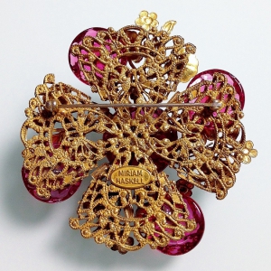 Винтажная брошь от Miriam Haskell в форме креста малинового цвета