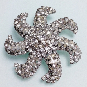 Винтажная брошь от Weiss в форме звезды-снежинки с австрийскими кристаллами прозрачного цвета