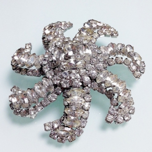 Винтажная брошь от Weiss в форме звезды-снежинки с австрийскими кристаллами прозрачного цвета