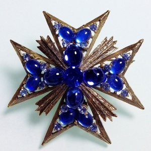 Винтажная брошь от "Weiss" в форме Мальтийского креста кобальтово-синего цвета