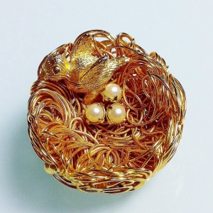 Винтажная брошь с мамой-птицей и яйцами в гнезде