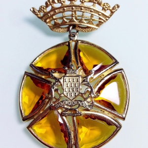 Винтажная брошь от "Accessocraft" с короной, гербом и кристаллами