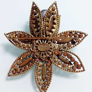Винтажная брошь от "Vendome" в форме цветка с кристаллами и жемчугом