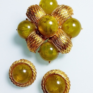 Винтажные клипсы от "Cadoro" c кабошонами оливкового цвета
