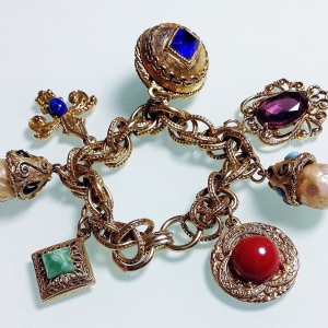 Винтажный чарм-браслет с барочным жемчугом, кабошонами и fleur de lis