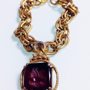 Винтажный чарм-браслет с инталией (Intaglio) рубинового цвета