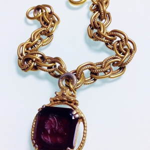 Винтажный чарм-браслет с инталией (Intaglio) рубинового цвета