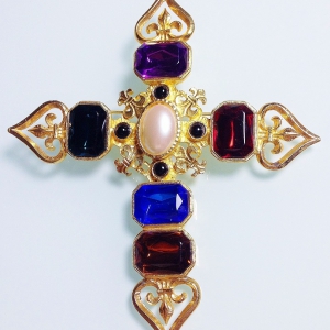 Винтажная брошь в форме креста с кристаллами, кабошонами и жемчугом