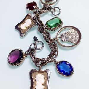 Винтажный чарм-браслет в викторианском стиле с камеями и медальонами