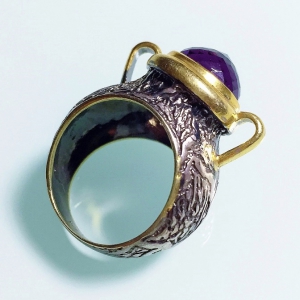 Кольцо в османском стиле в форме амфоры с синтетическим аметистом. Серебро 925 пробы, р. 18 RUS