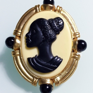 Винтажная брошь камея с профилем чернокожей женщины