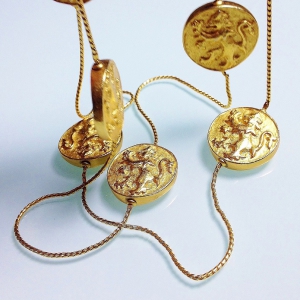 Винтажное колье-цепочка от Anne Klein с монетками и геральдическими львами