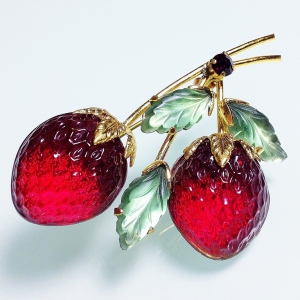 Винтажная брошь от Austria в форме веточки с клубникой красного цвета